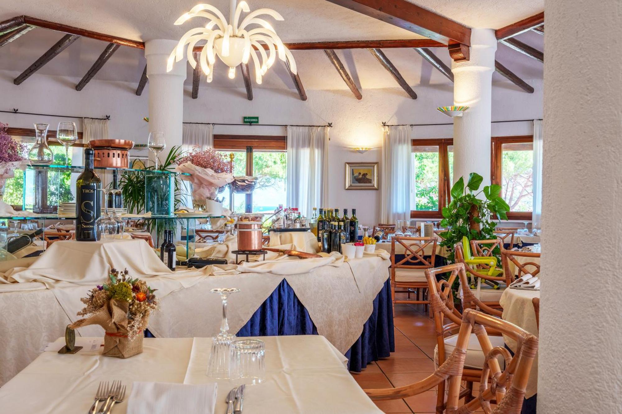 Hotel Punta Est Бая Сардиния Екстериор снимка